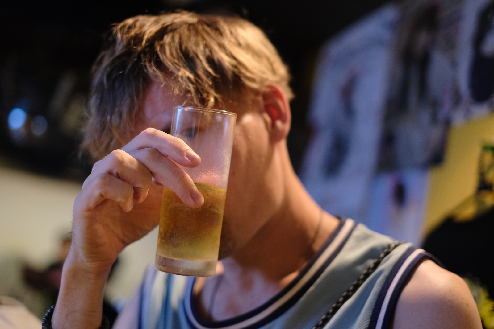 飲む